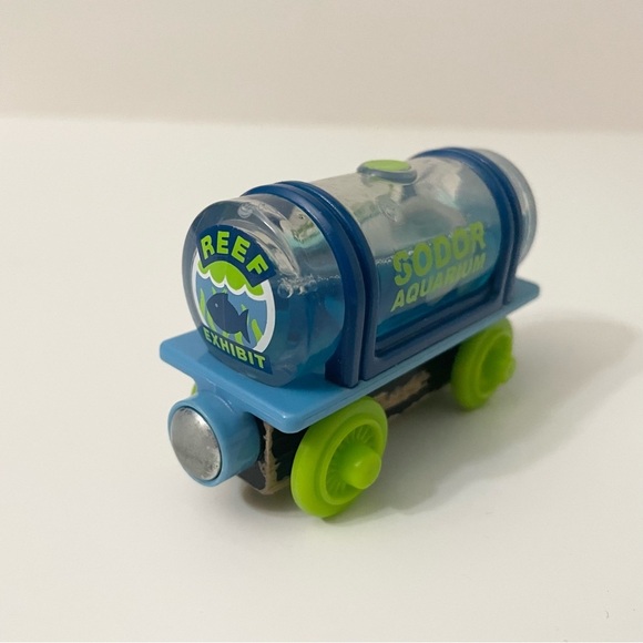 Thomas & Friends Wooden Sodor Aquarium Train Sting Ray Tanker - Picture 12 of 13